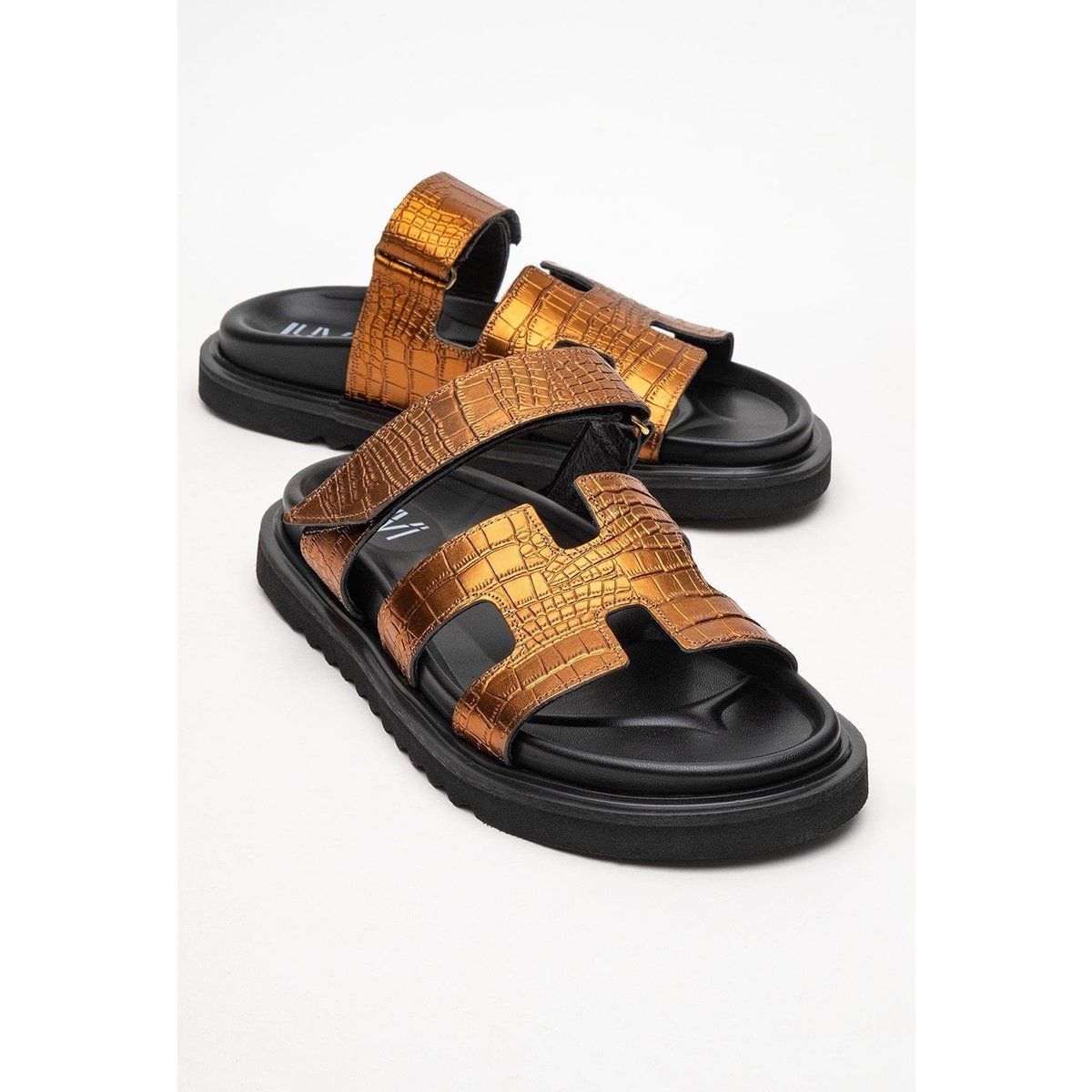 Metallische Slipper mit Krokoprägung