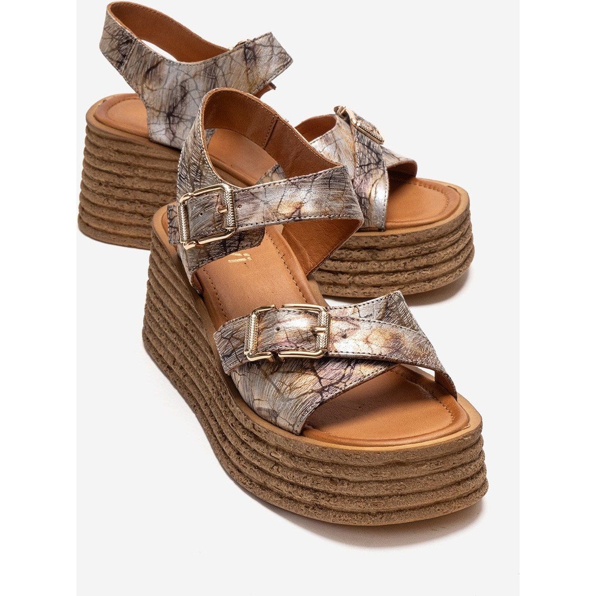 Strukturierte Leder-Plateausandalen mit Schnallen