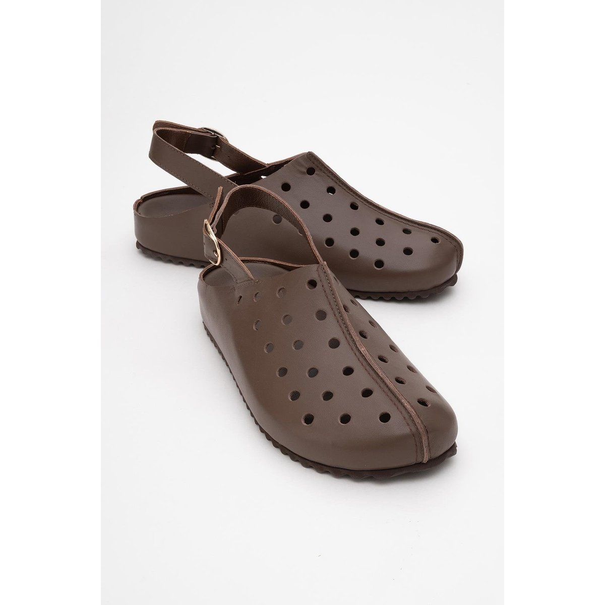 Perforierte Leder-Clogs mit Fersenriemen