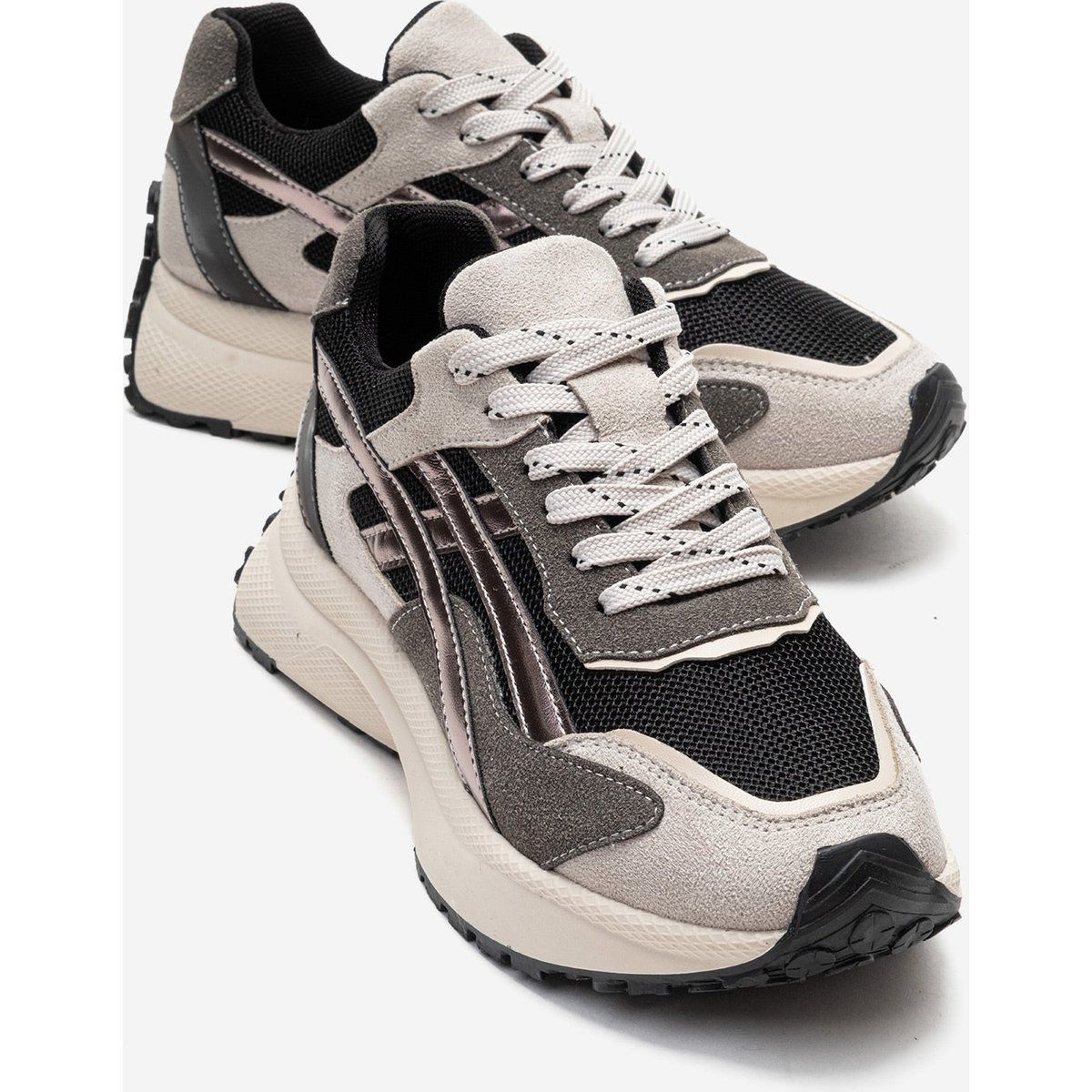 Zeitgemäßer mehrlagiger Chunky Sneaker