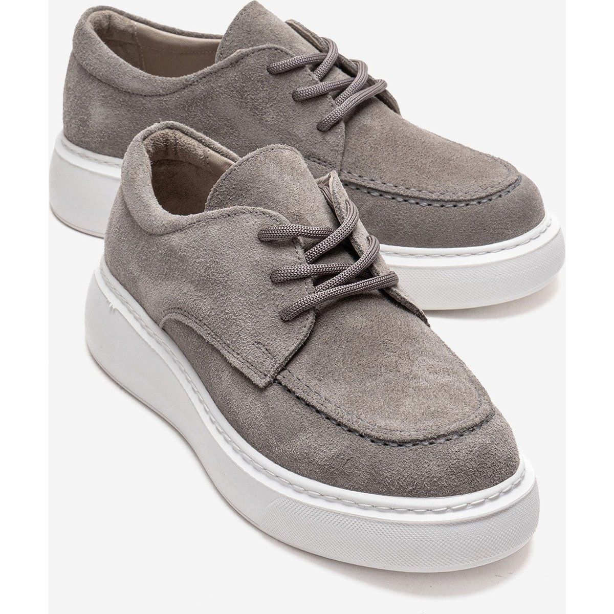 Minimalistische Wildleder-Schnürsneaker