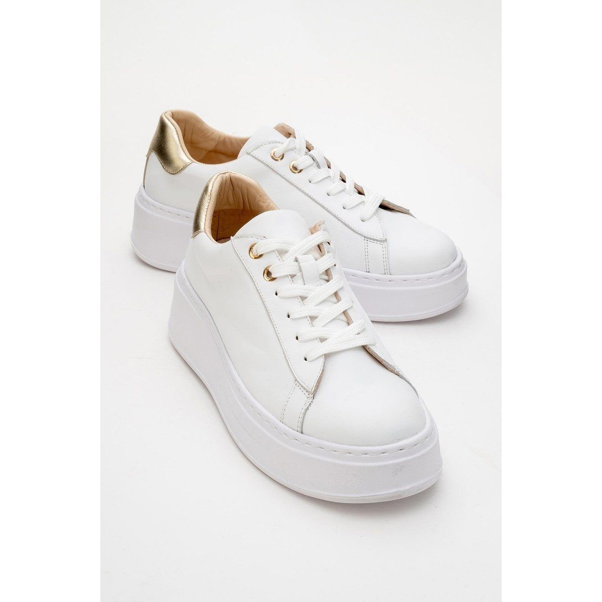 Minimalistische Leder-Sneaker mit Plateausohle