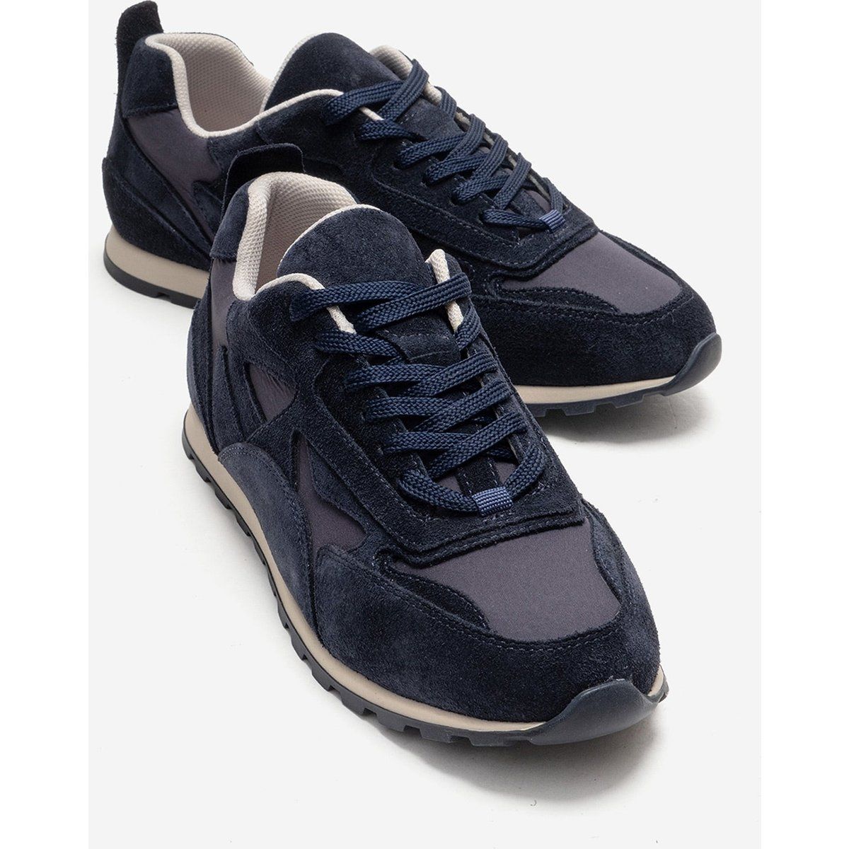 Zeitlose Sneaker aus Wildleder und Textil