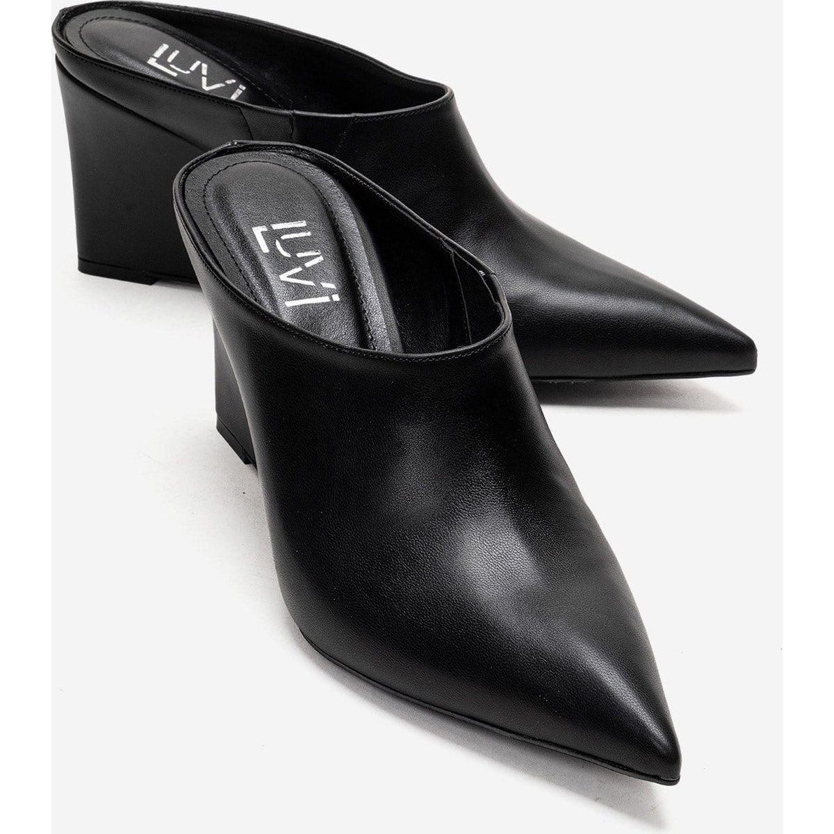 Skulpturale Keilabsatz-Mules mit spitzer Kappe