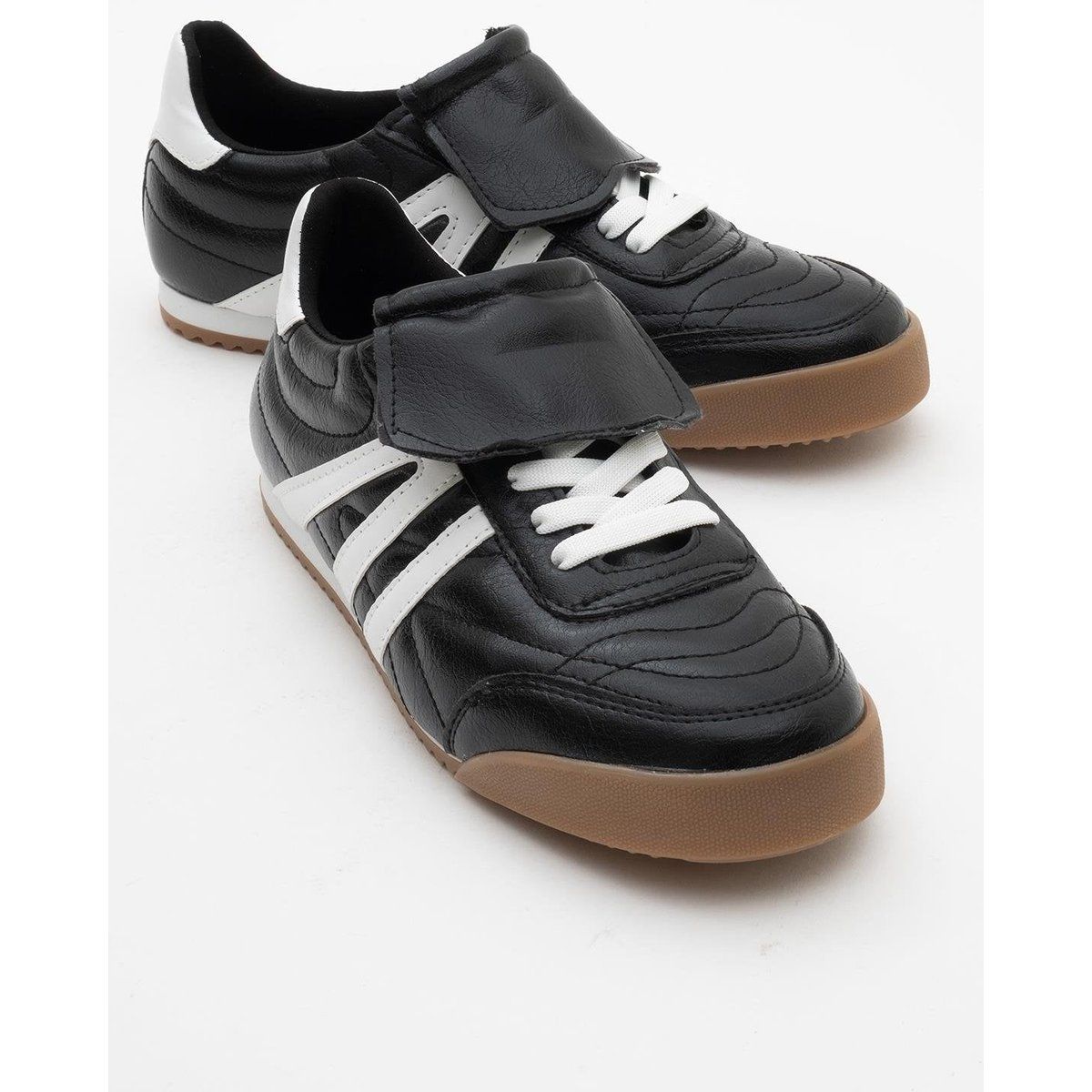 Retro-Sneaker mit Umschlaglasche