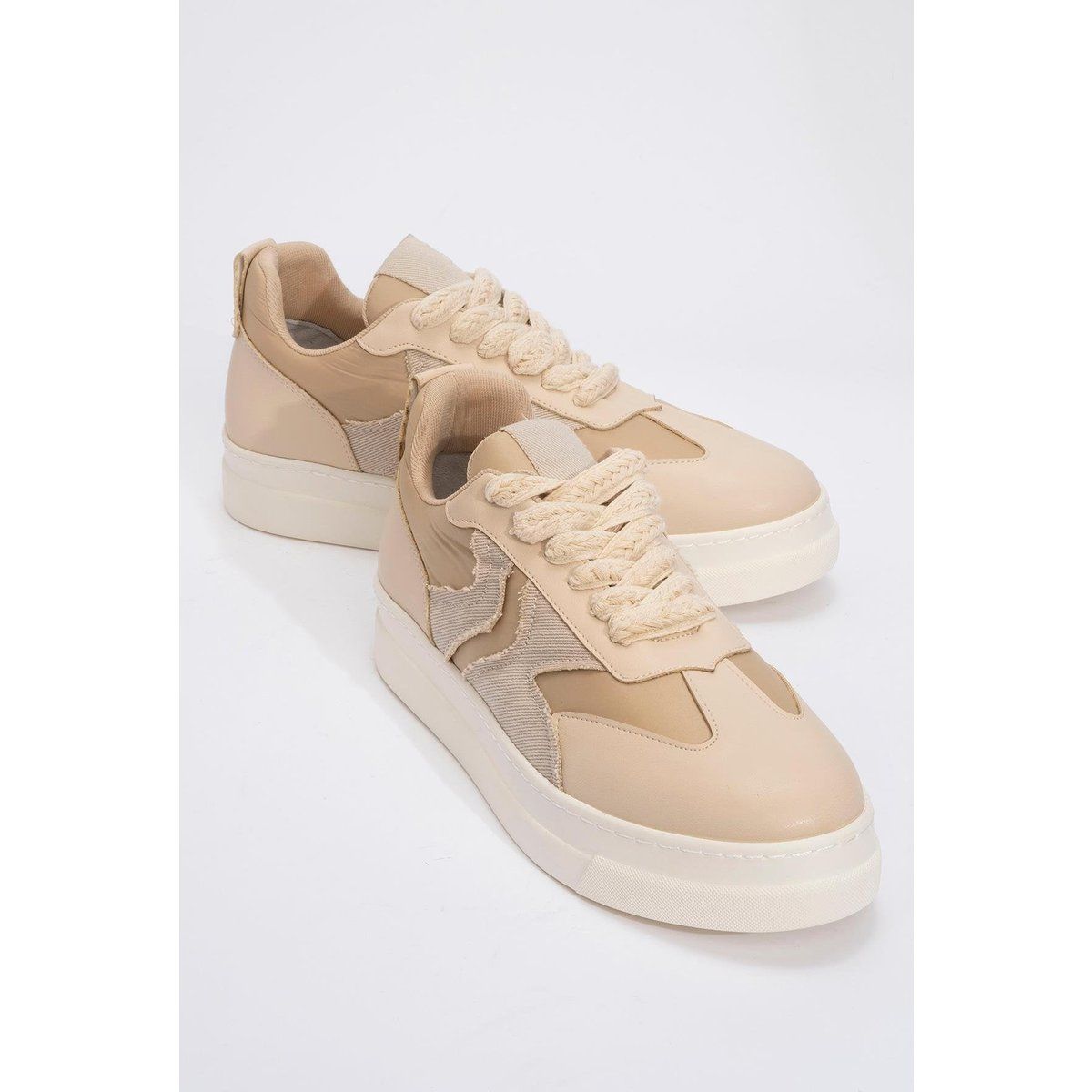 Chunky Plateausneaker mit Kordelschnürsenkeln