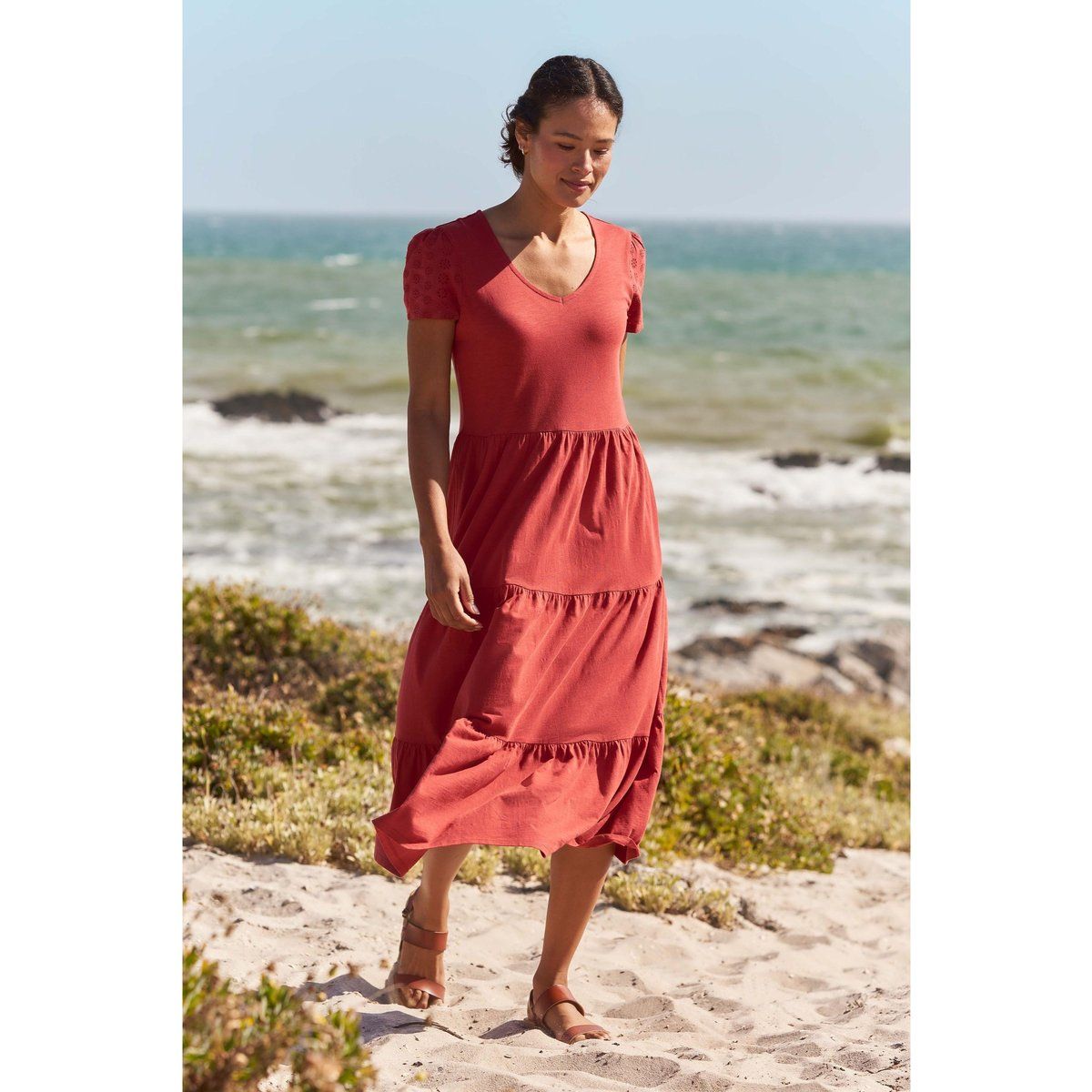 Gestuftes Maxikleid mit Lochstickerei-Ärmeln