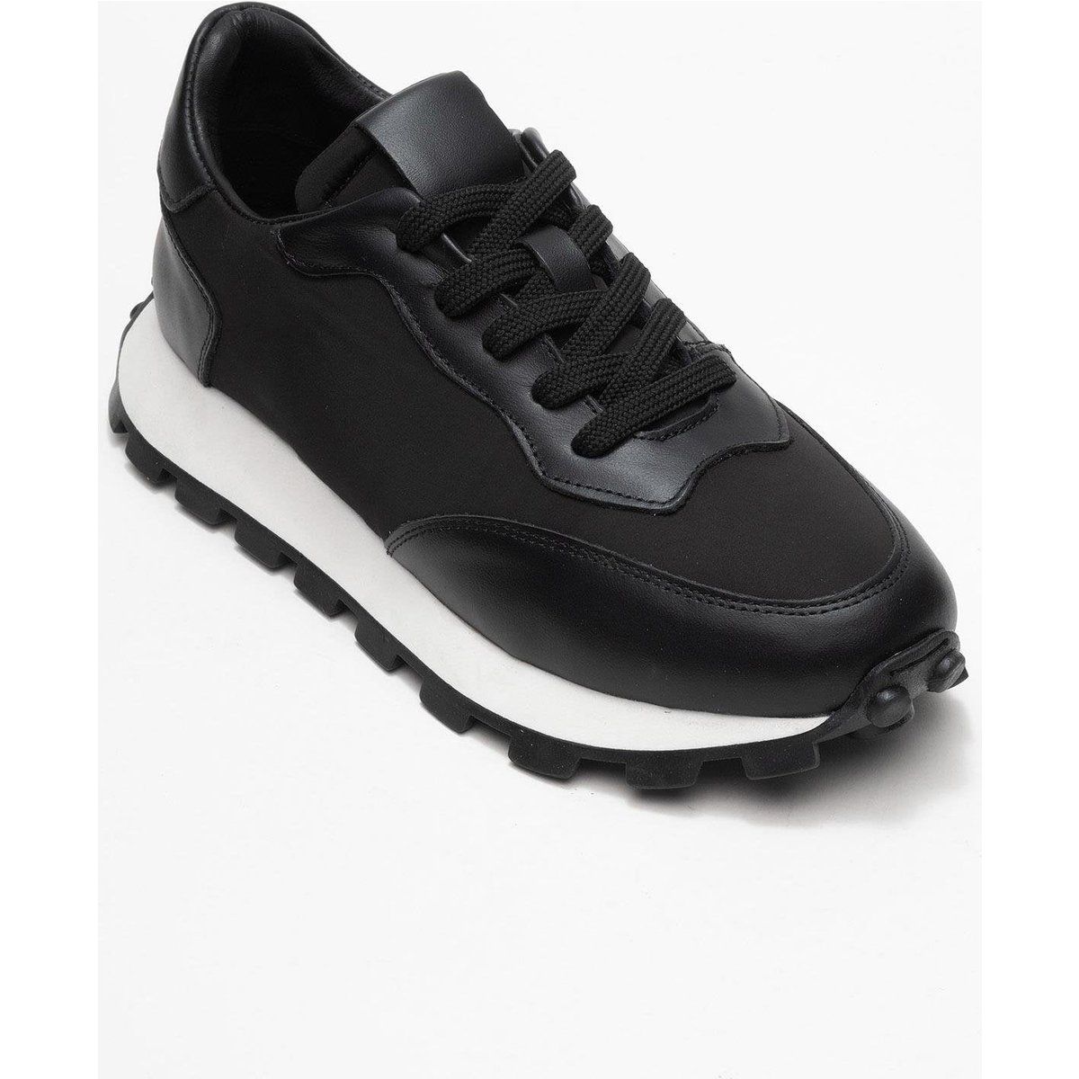 Raffinierte Leder- und Textil-Sneaker