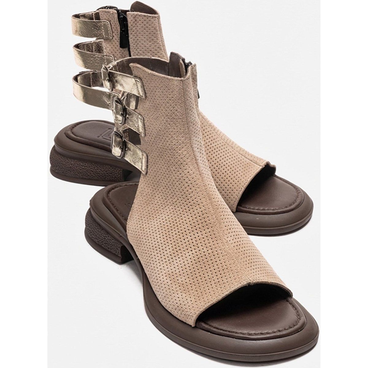 Architektonische Wildleder-Knöchelsandalen mit Schnallen