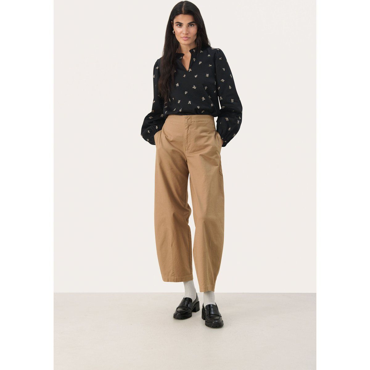 Weite Chinohose aus Baumwollmischung