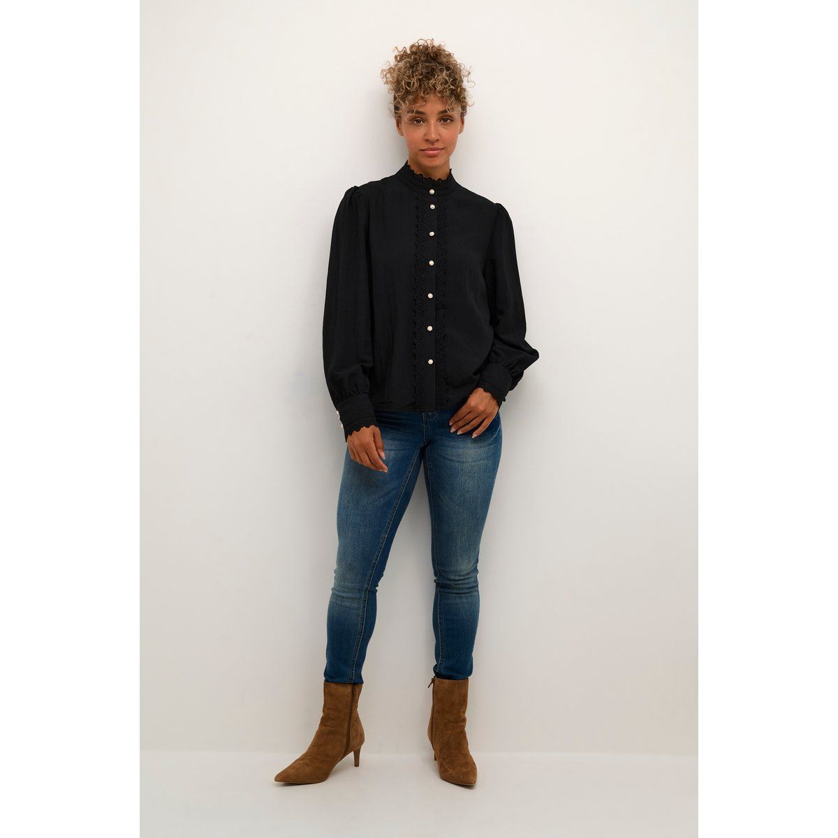 Elegante Bluse mit Perlenknöpfen und Spitze