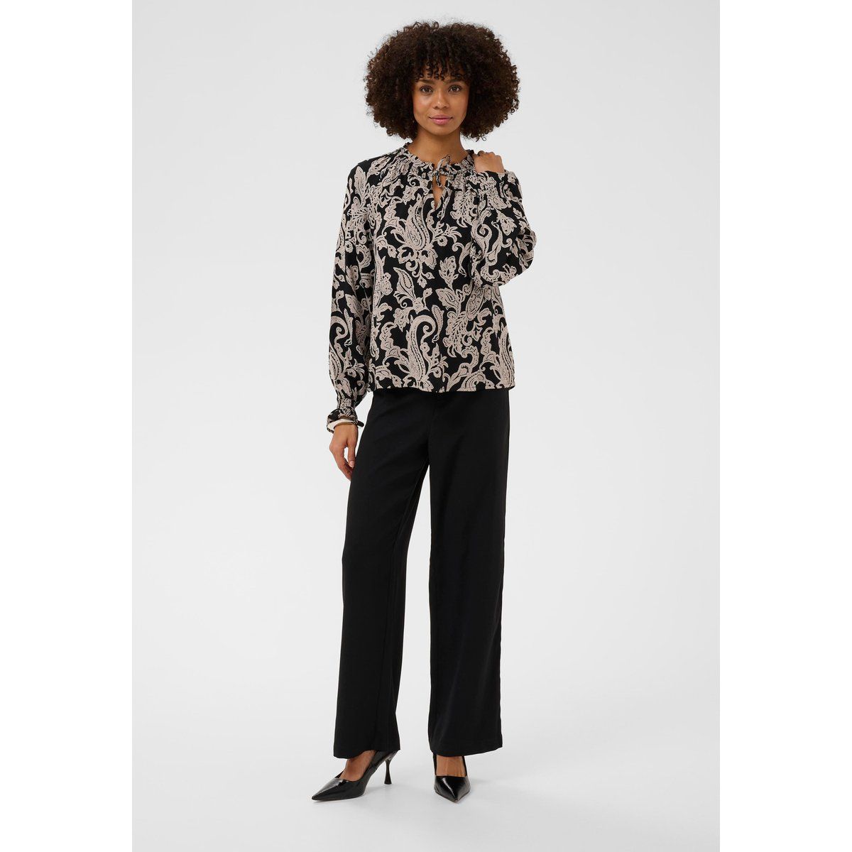 Paisley-Bluse mit gerüschtem Ausschnitt