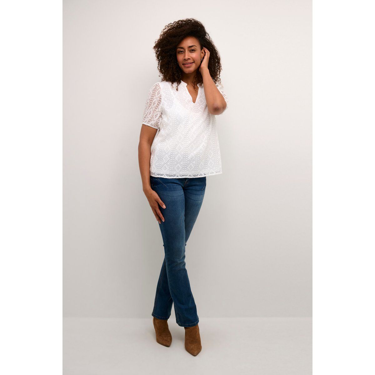 V-Ausschnitt Bluse mit geometrischer Lochstickerei