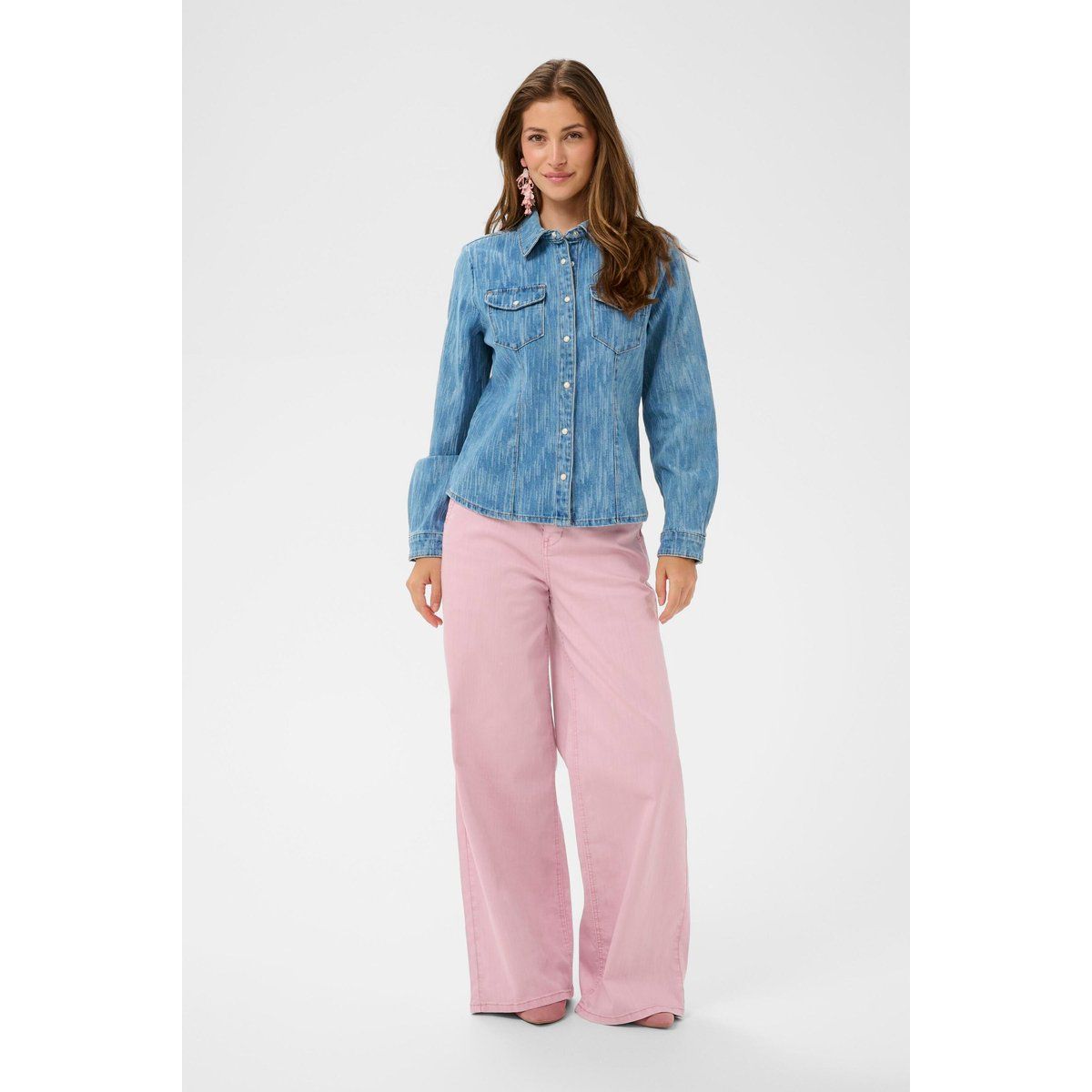 Feminines Jeanshemd mit Druckknöpfen
