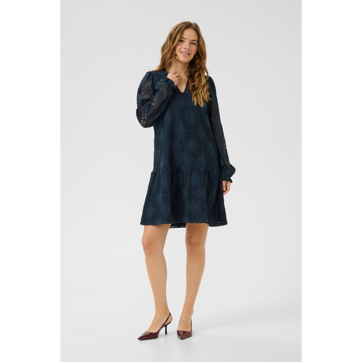 Lockeres Minikleid mit filigraner Spitze