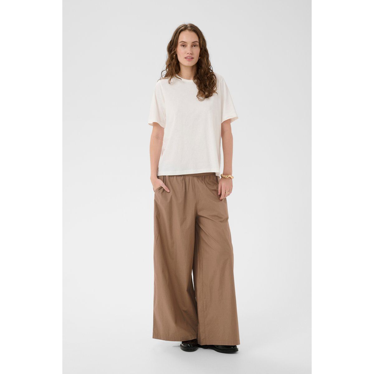Minimalistische High-Waist Hose mit weitem Bein