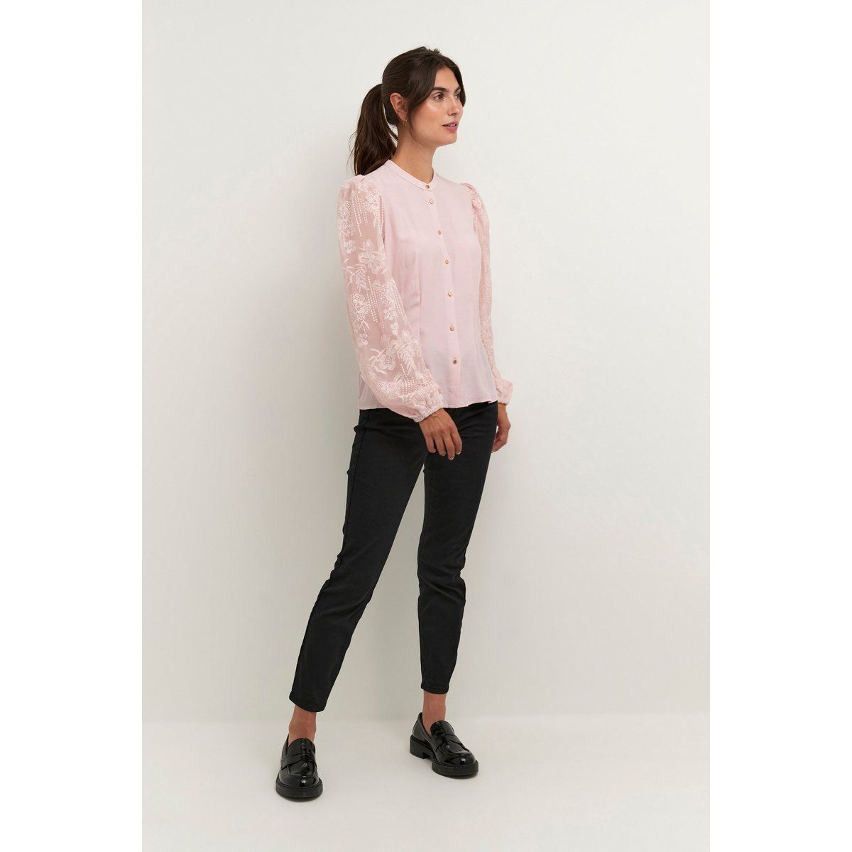 Bluse mit bestickten Netzärmeln