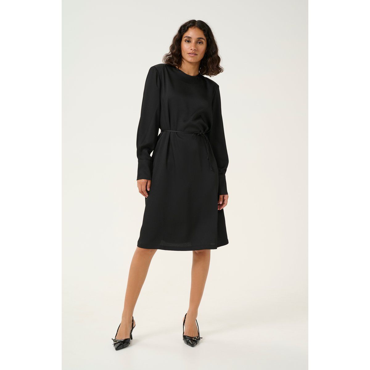 Langarm-Kleid in Knielänge mit Bindegürtel