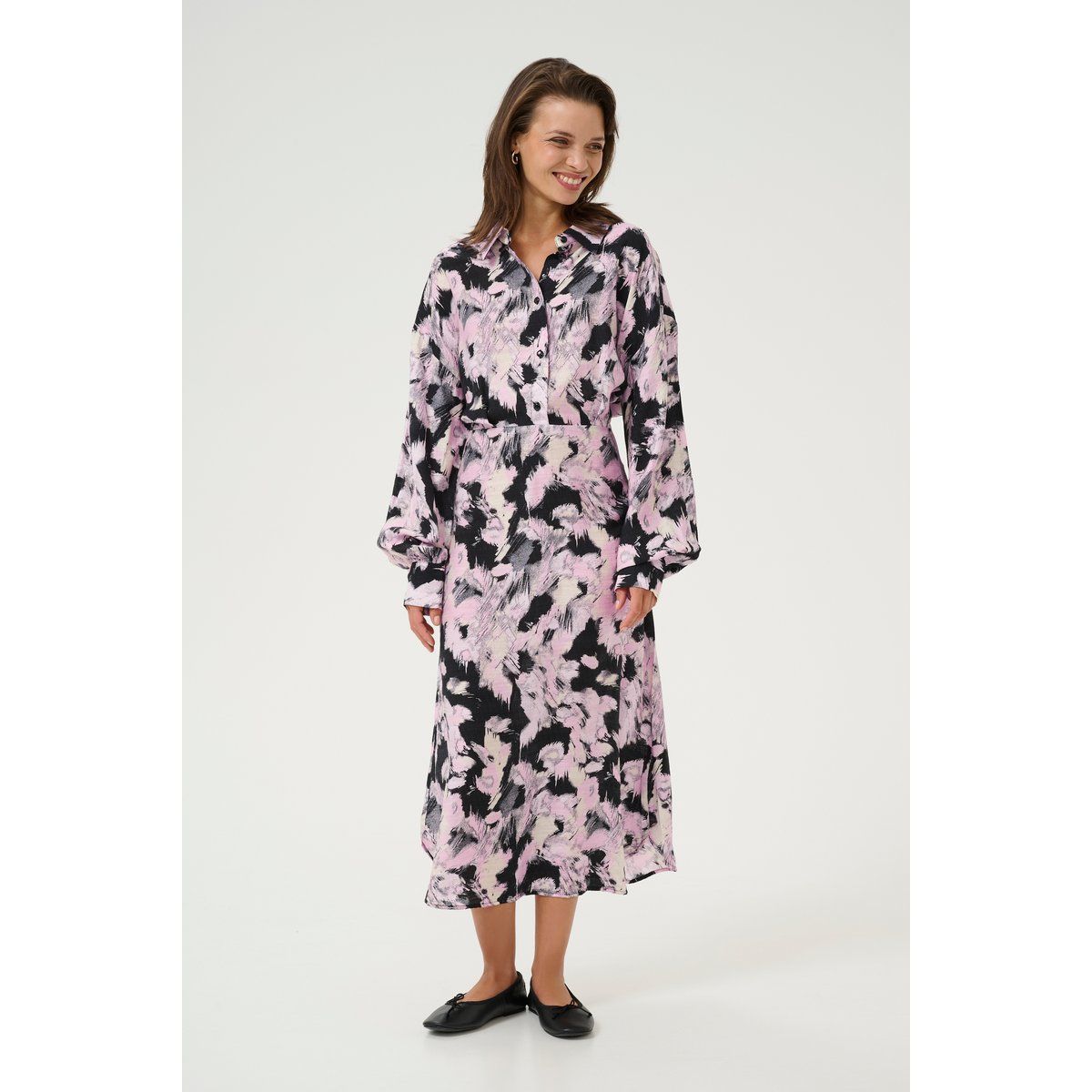 Langärmliges Hemdblusenkleid mit abstraktem Muster