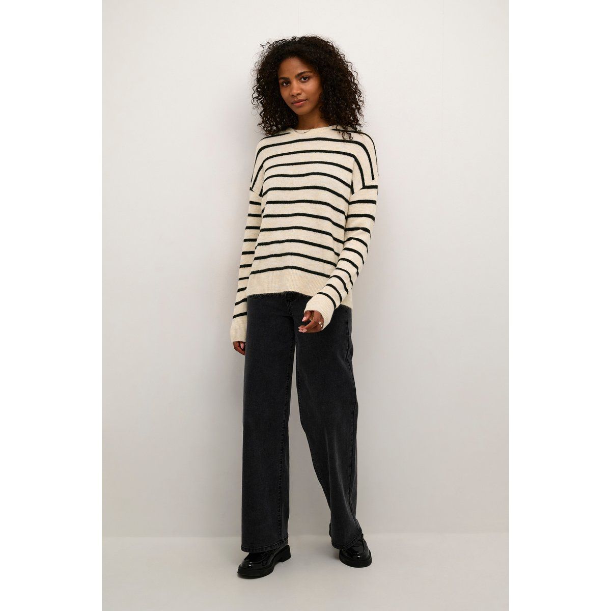 Gestreifter Strickpullover mit Rundhalsausschnitt