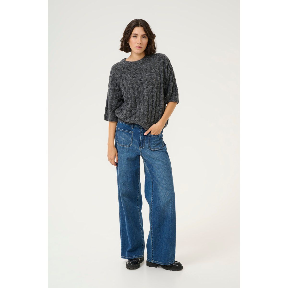 Strukturierter Kurzarm-Strickpullover mit Zopfmuster