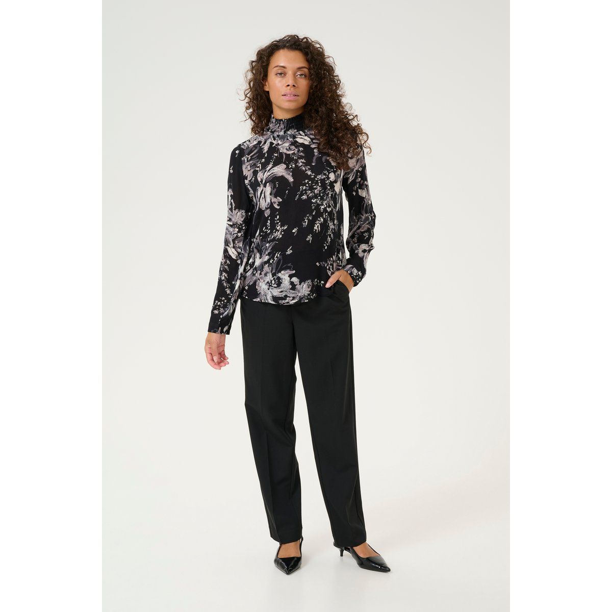 Bluse mit gesmoktem Stehkragen und Blumenmuster