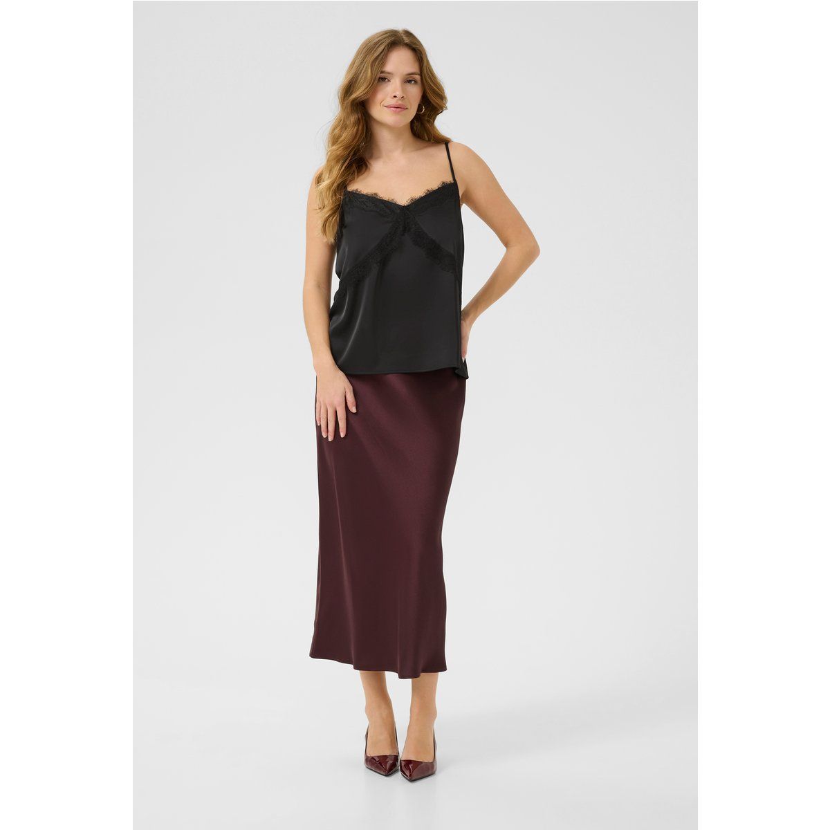 Elegantes Satin-Top mit Spitzenbesatz