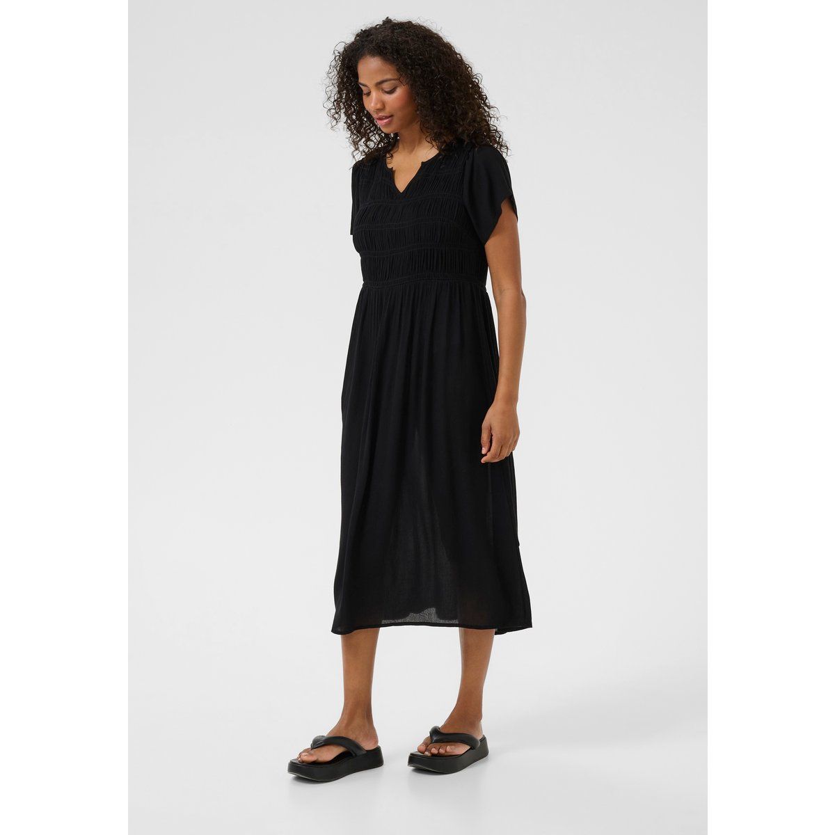 Gesmoktes Midikleid mit Flatterärmeln