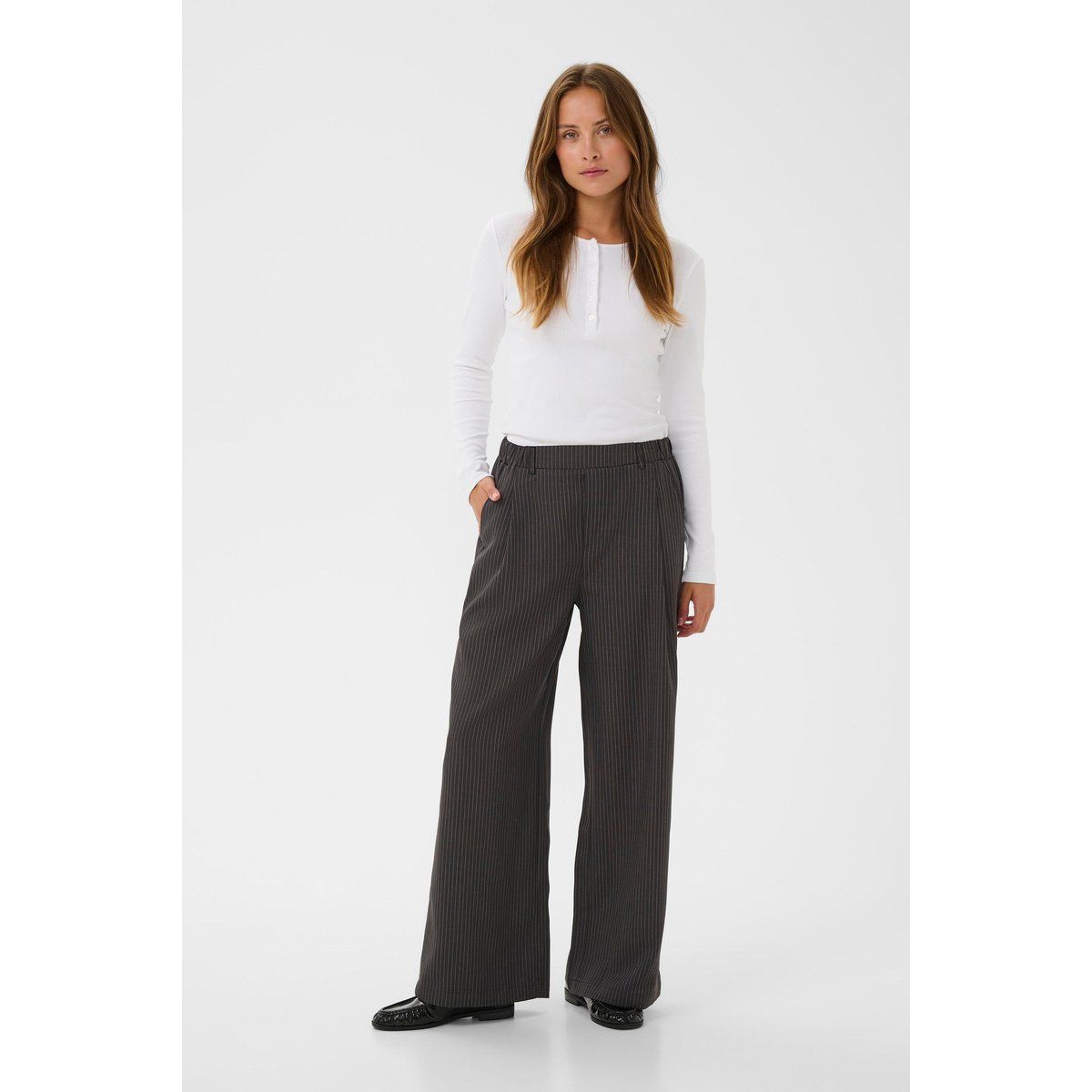 Nadelstreifen-Hose mit weitem Bein