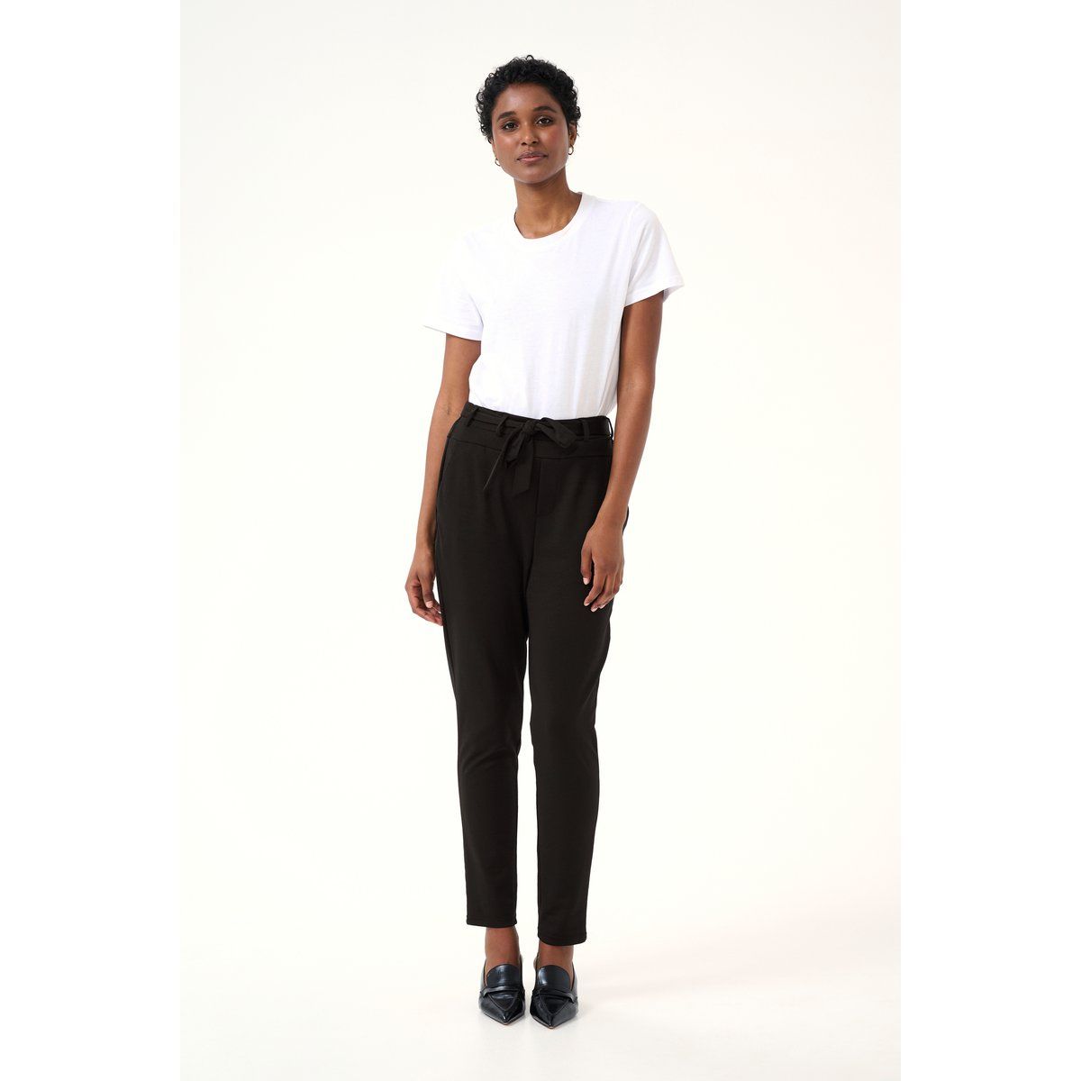 Taperte Jerseyhose mit Bindegürtel