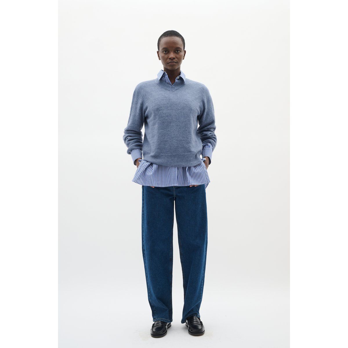 Klassischer Strickpullover mit V-Ausschnitt
