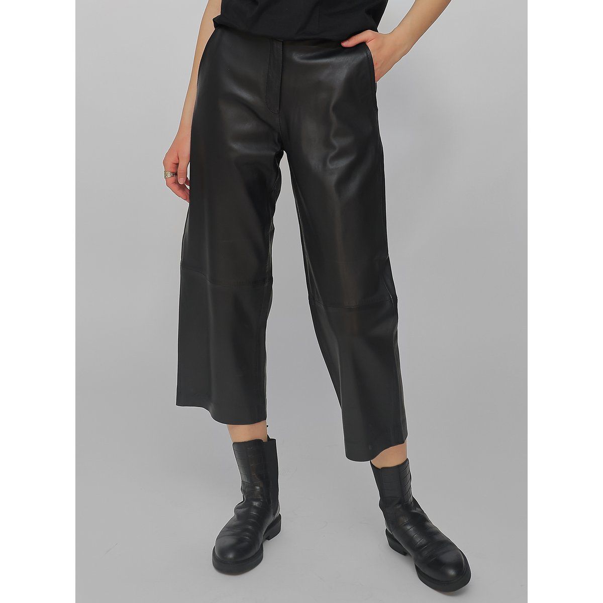 Verkürzte Lederhose mit weitem Bein