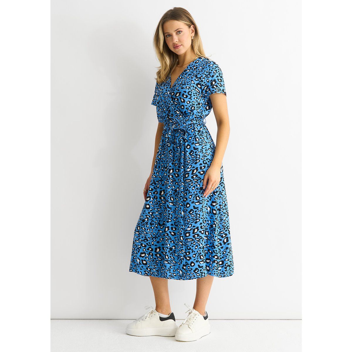 Midikleid mit Wickeloptik und Leoprint