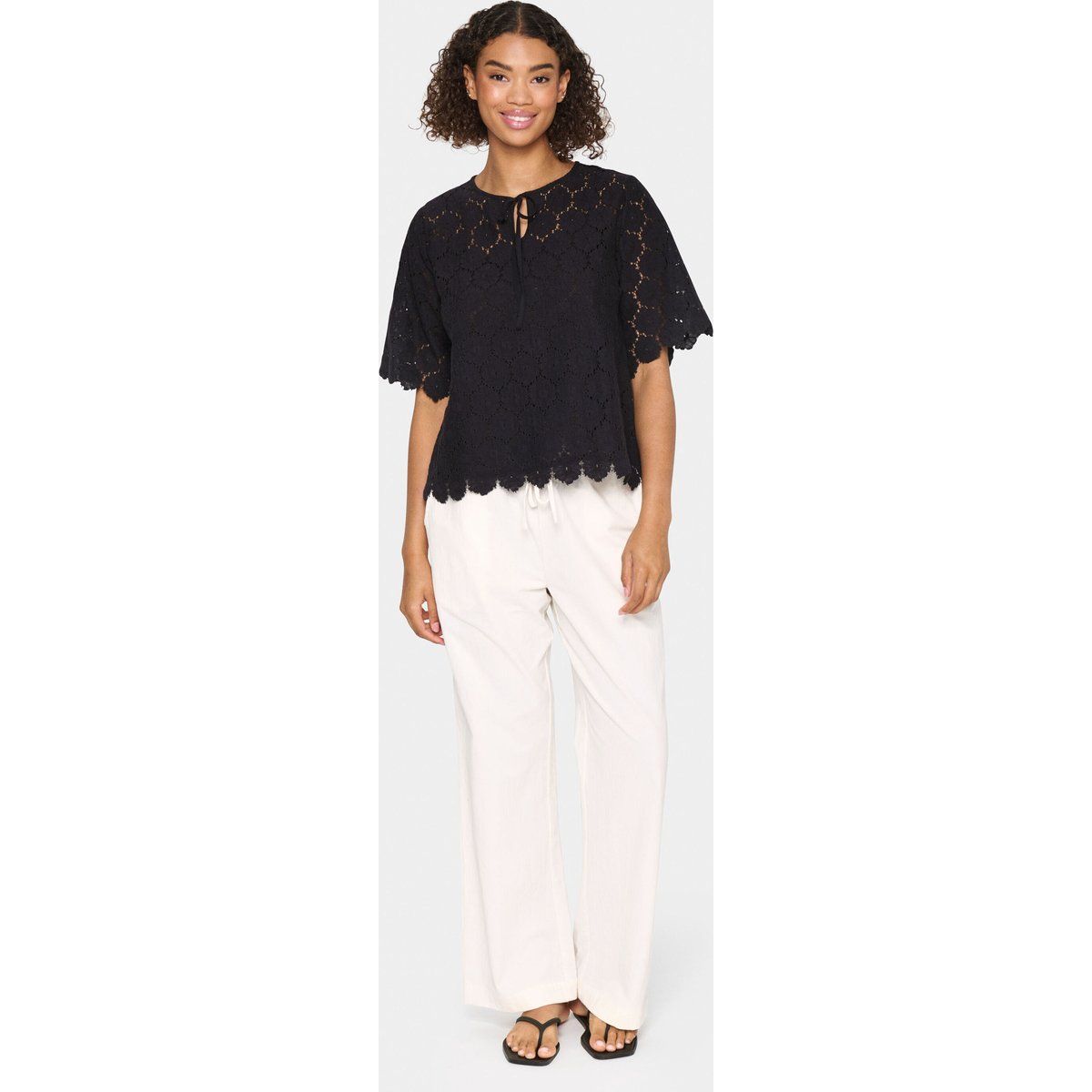 Zarte Lochstickerei Sommerbluse