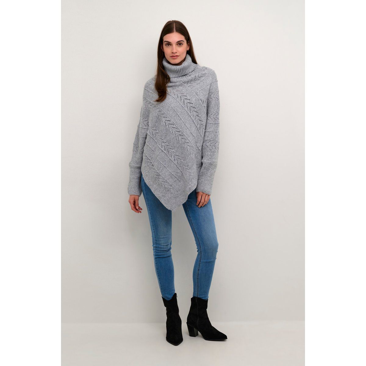 Strukturierter Rollkragenponcho mit asymmetrischem Saum