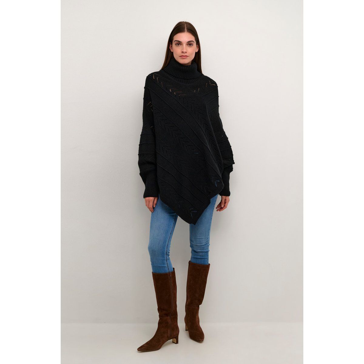 Asymmetrischer Oversize Strick-Poncho mit Rollkragen