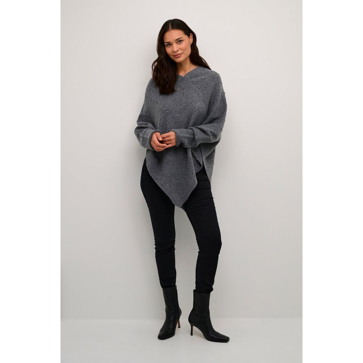 Asymmetrischer Strukturstrick-Poncho-Pullover