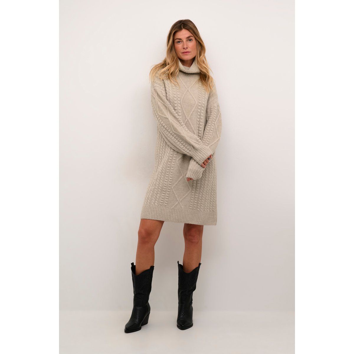 Zopfmuster-Rollkragen-Strickkleid