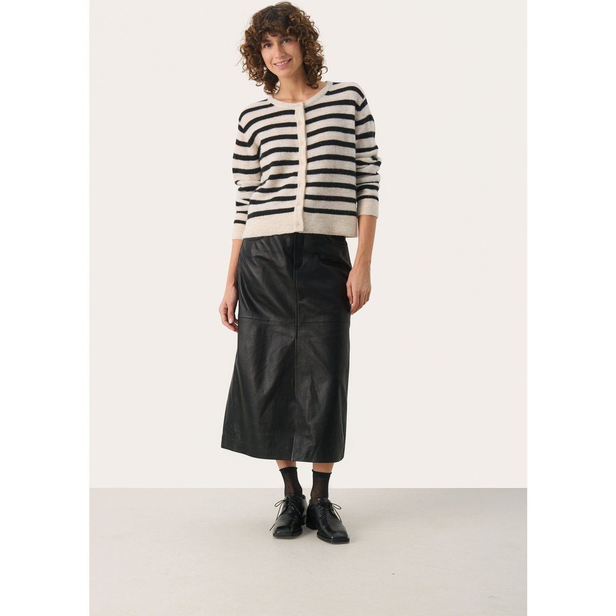 Gestreifte Strickjacke aus Wollmischung