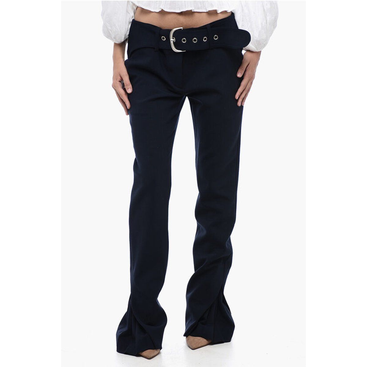 Tief sitzende Plisseehose mit Gürtel