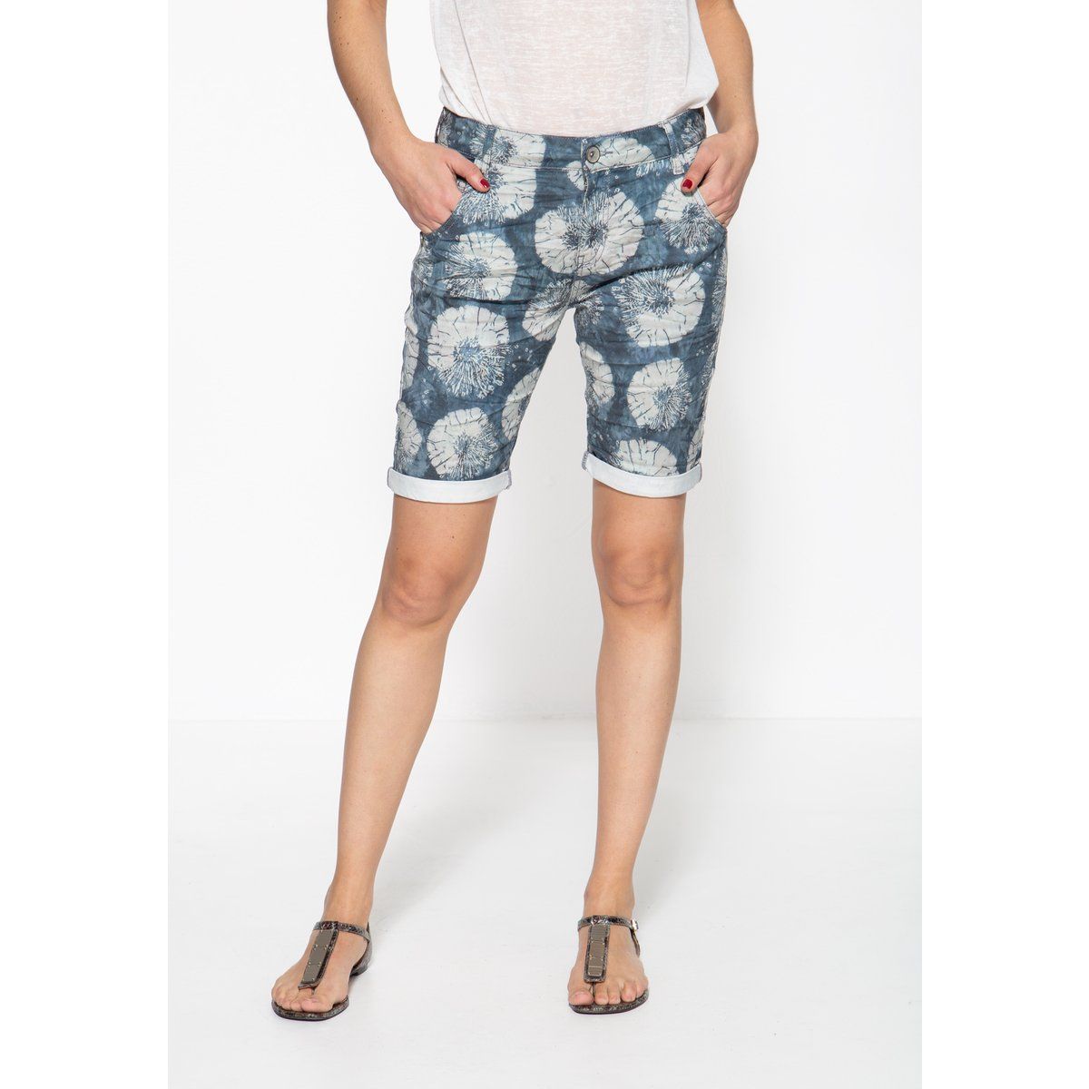 Jeansshorts mit floralem Muster