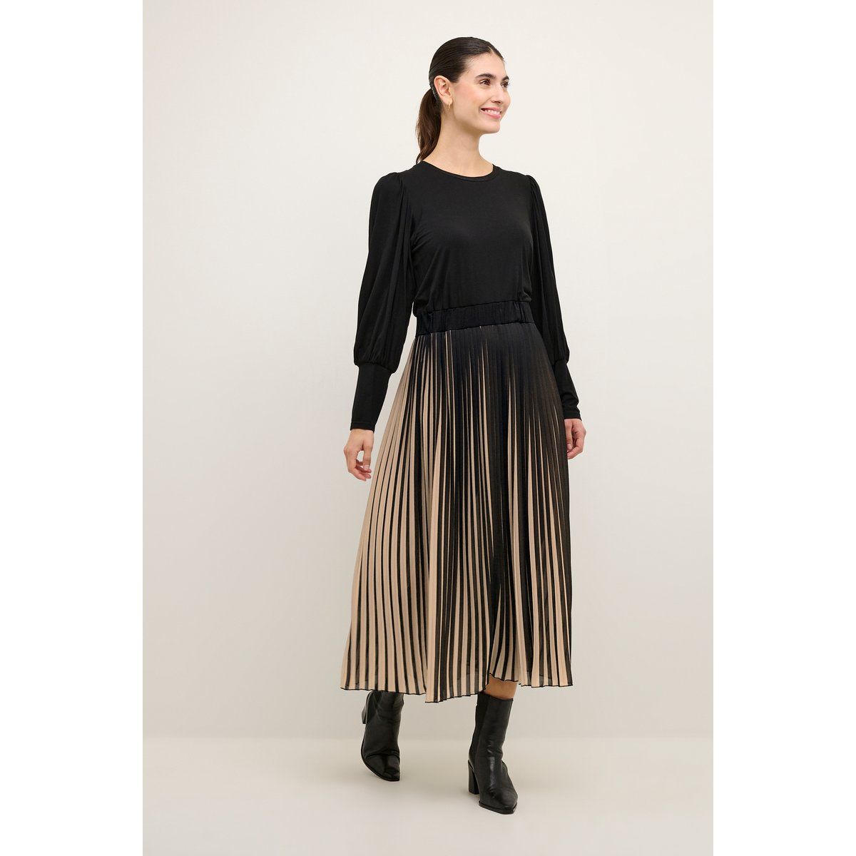 Relaxed Langarm-Plisseekleid in Midi-Länge