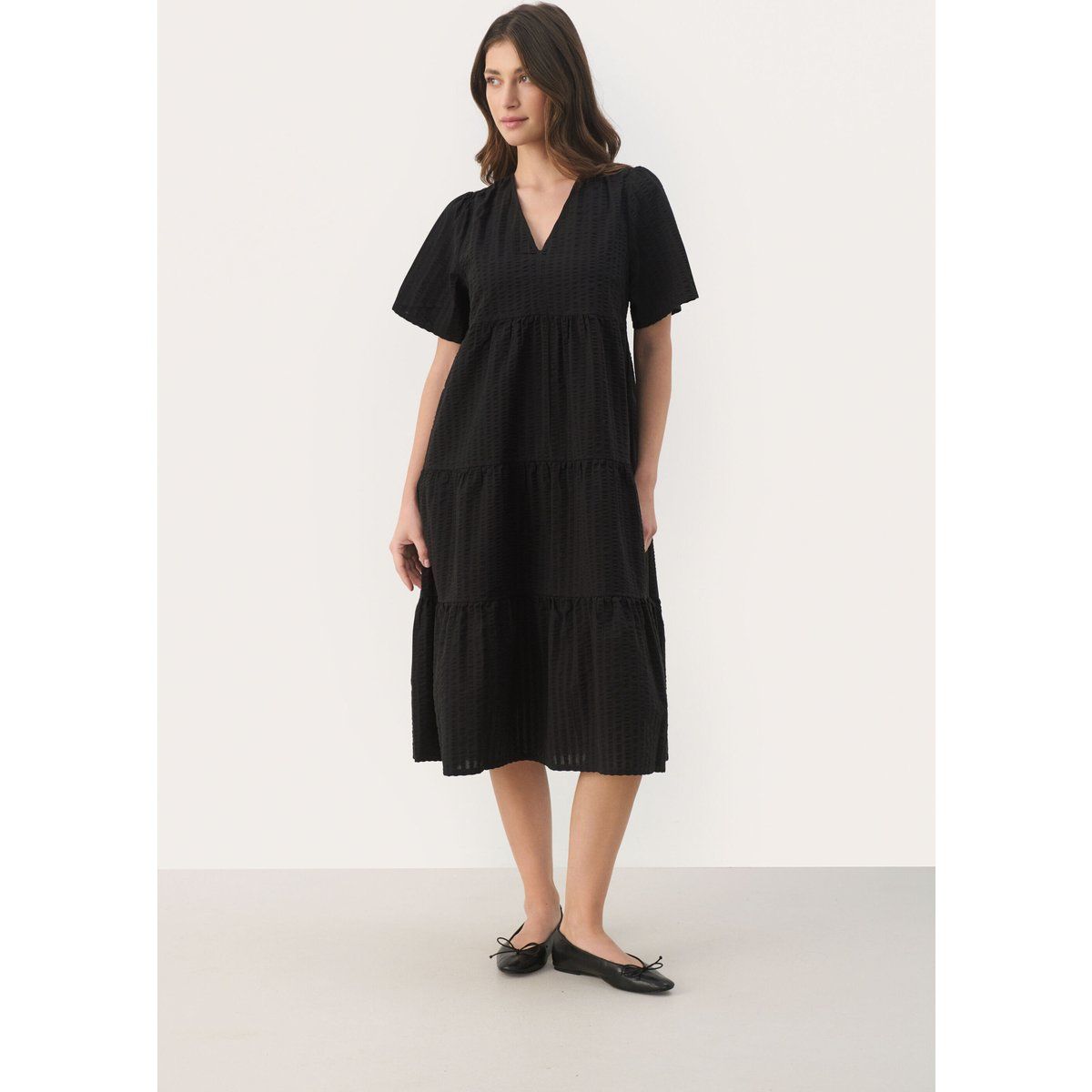 Strukturiertes Stufen-Midikleid mit V-Ausschnitt