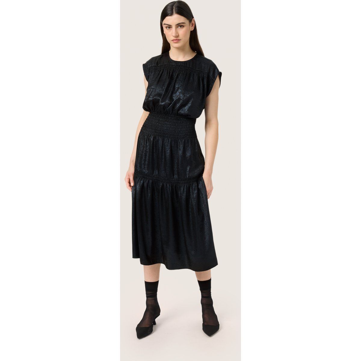 Ärmelloses Midikleid mit Smoke-Taille
