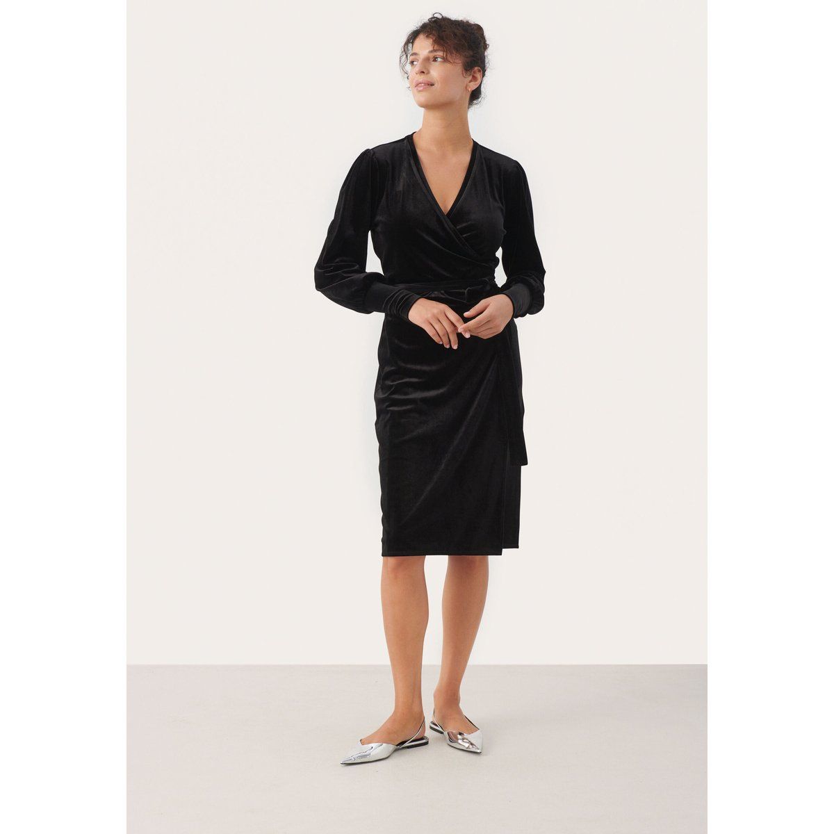 Elegantes Samt-Wickelkleid in Midilänge