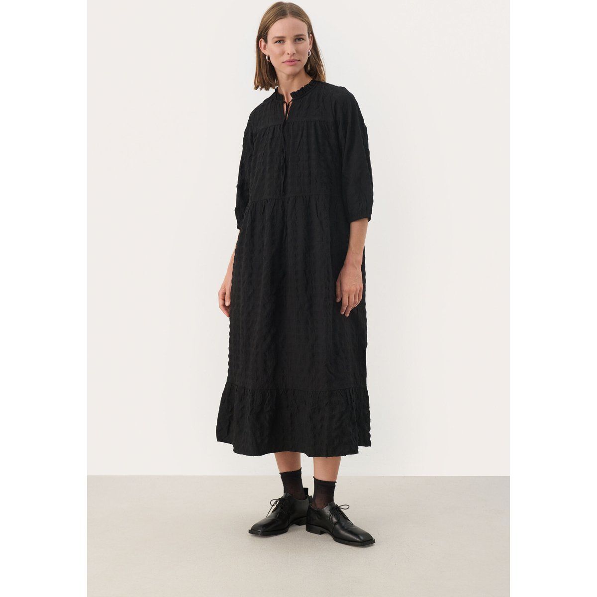 Stufenkleid mit Struktur und Bindeband