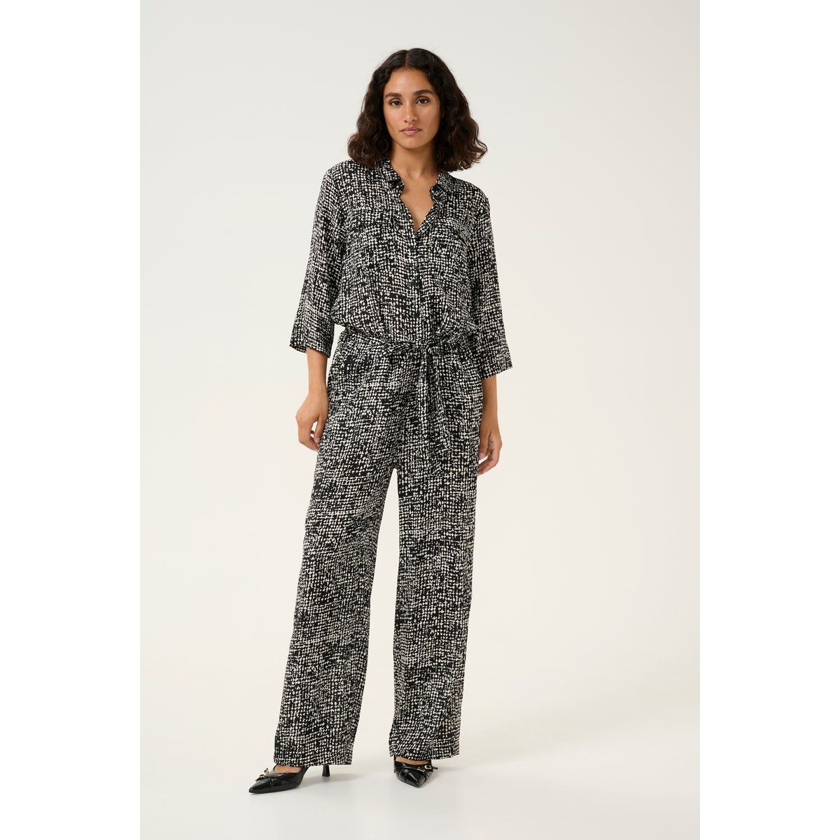 Gemusterter Jumpsuit mit Bindegürtel