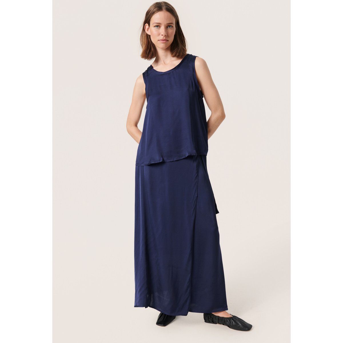 Minimalistische ärmellose Viskose-Bluse