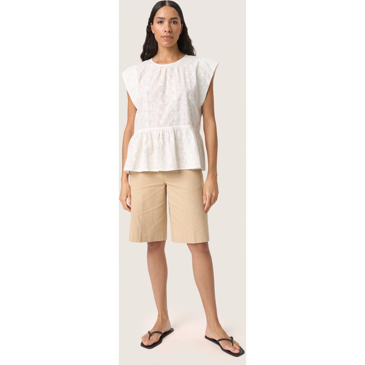 Bestickte Schößchen-Bluse mit Flügelärmeln