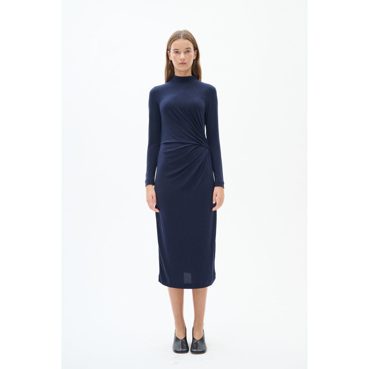 Drapiertes Midikleid mit Stehkragen